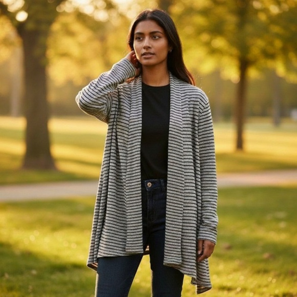 Chico's Zenergy Cardigan Women 1/M Gray Black Excellent Waterfall Stripe Sweater
